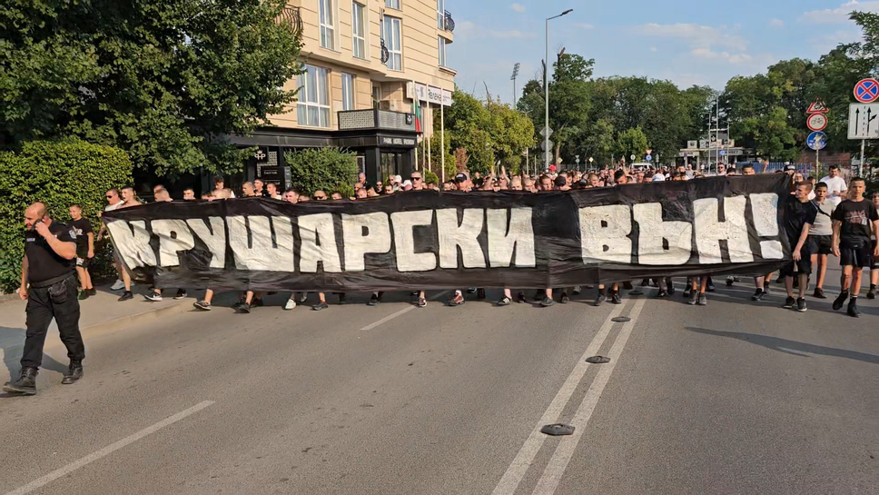 Феновете на Локомотив блокираха възлов булевард в Пловдив и заявиха: Крушарски вън!