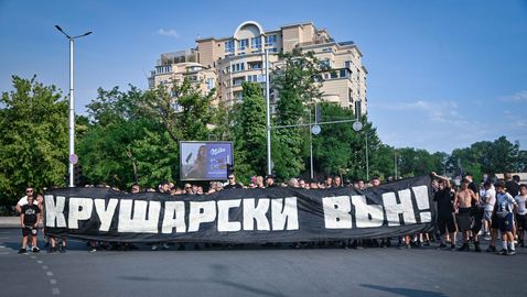 Ултраси на Локо (Пд) блокираха булевард и опънаха транспарант срещу Крушарски