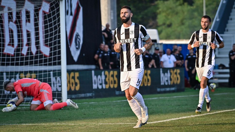 Капитанът на Локомотив Пловдив Димитър Илиев получи контузия по време на