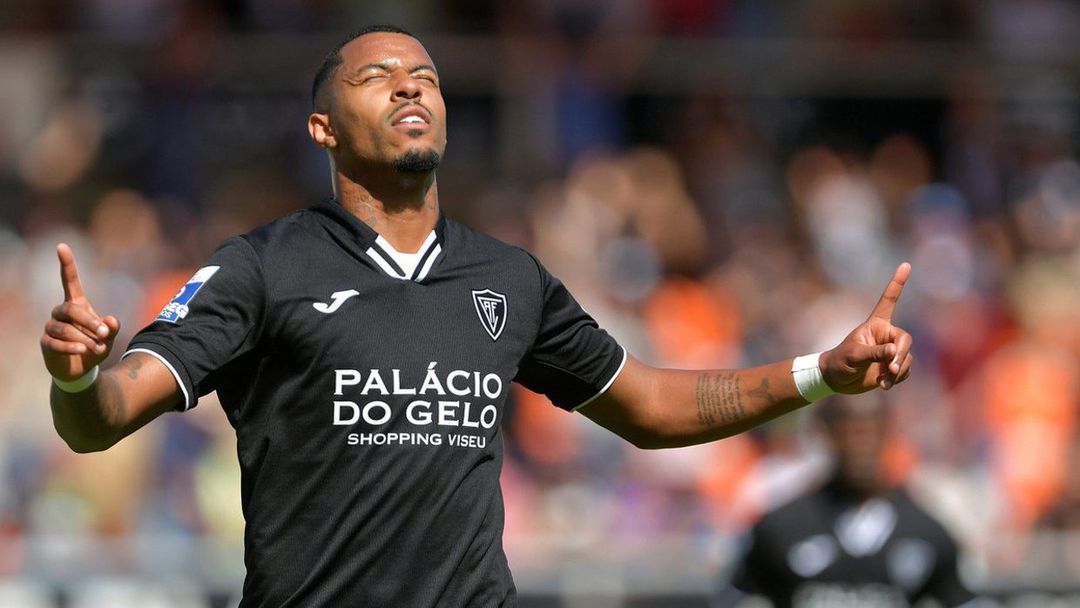 Бразилец извива ръцете на Левски