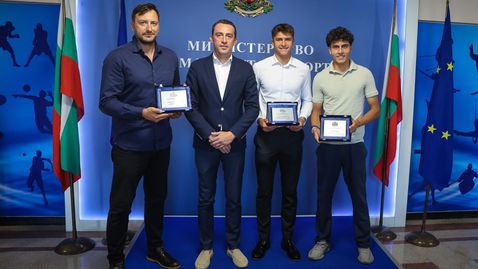  Министър Иван Пешев награди Иван Иванов и Александър Василев 
