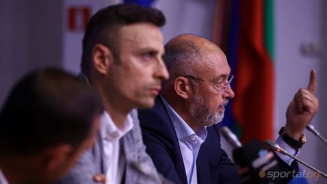 Голям скандал: човек от екипа на Бербатов писал на национали да бойкотират България, Берба побеснял и го изгонил