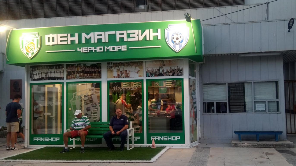 Феновете на Черно море чакат на опашки за фенмагазина