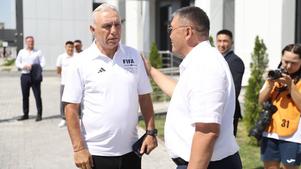 Христо Стоичков изнесе лекция на футболни специалисти в Киргизстан