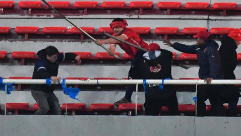 Трима души са загинали, а над 200 са ранени при сблъсъци между фенове на футболен мач в Аржентина