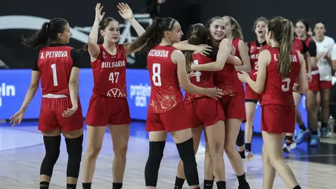  Девойките U16 съкрушиха Украйна на старта на Европейското в Истанбул 