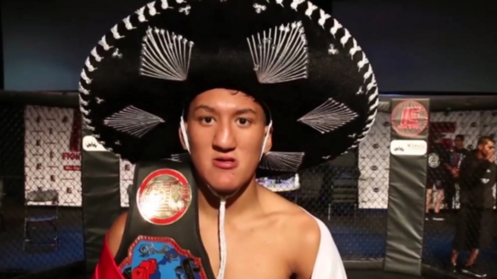 17-годишен феномен подписа с UFC