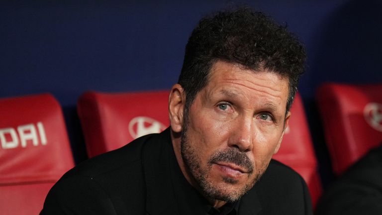 Неувереният старт на сезона не е подкопал доверието в наставника