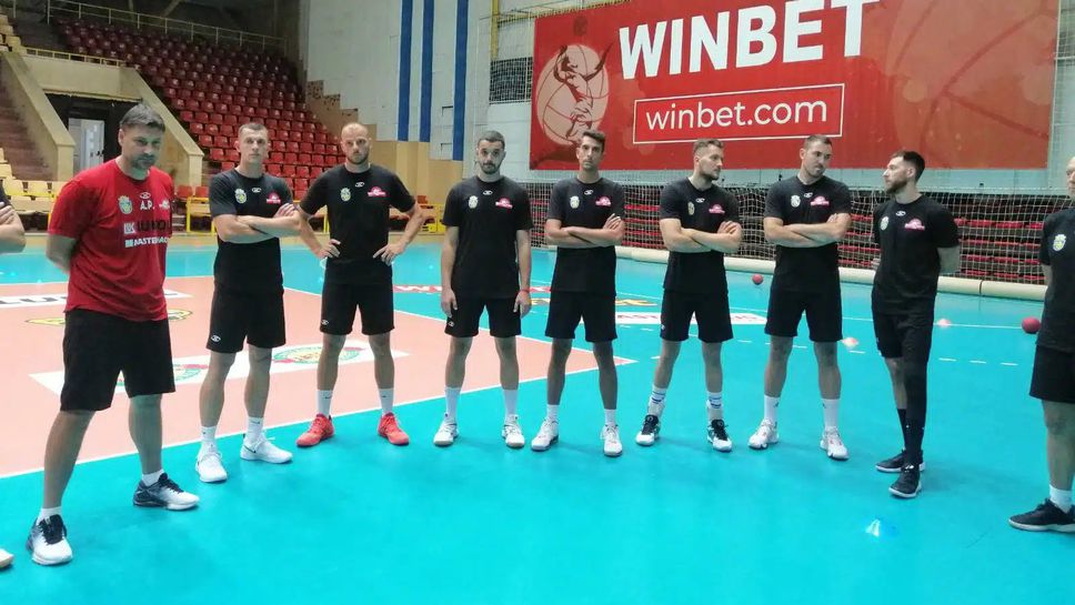 Нефтохимик с 11 волейболисти на турнира в Стара Загора