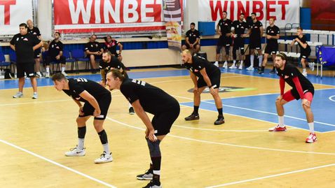 Нефтохимик започна с победа в контролите