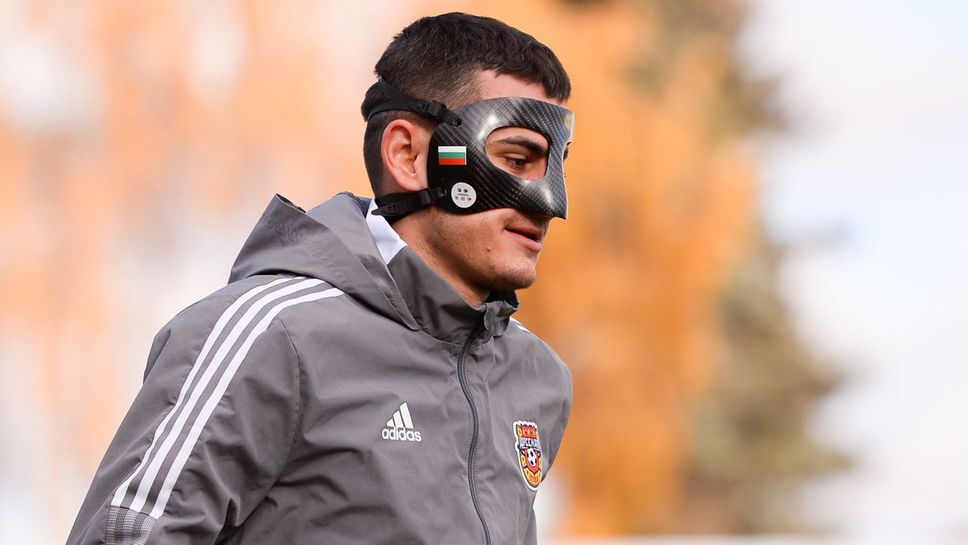 Георги Костадинов поднови тренировки с Арсенал (Тула) с маска с българския трибагреник