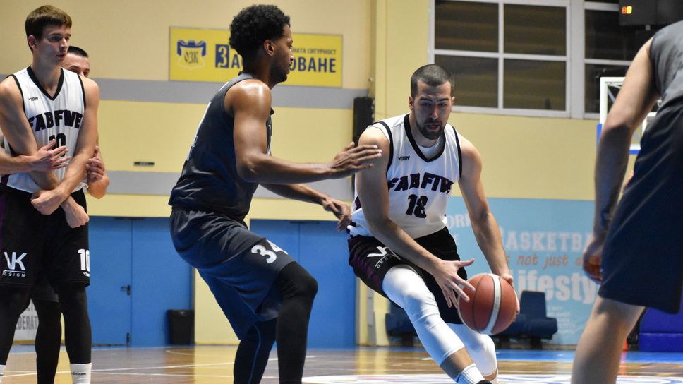 Фаб Файв надви драматично Славия