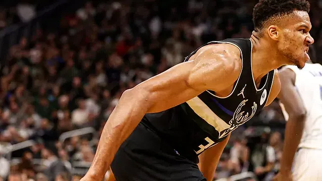 Янис Адетокумбо отбеляза 32 точки и 20 борби, а Милуоки се наложи над Орландо