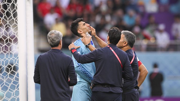 Вратарят на Иран Алиреза Бейранвад получи тежка контузия още в