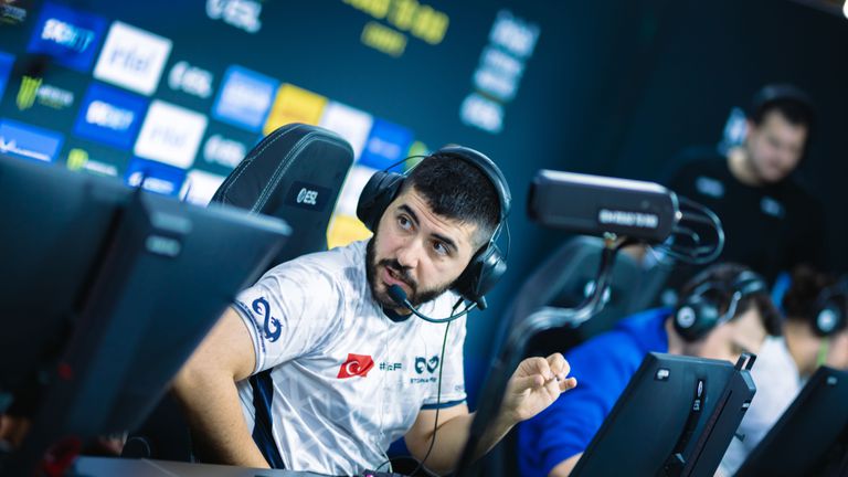 Турската Counter Strike легенда Енгин ⁠MAJ3R⁠ Кюпели отново ще носи екипа