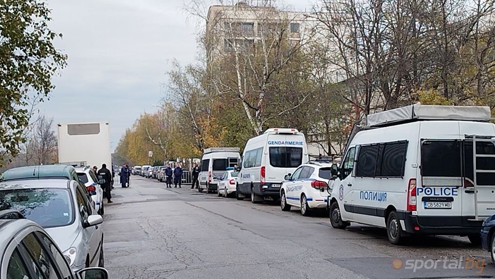 Сериозни мерки за сигурност, много полиция и щателни проверки пред сектор "А" на "Александър Шаламанов"