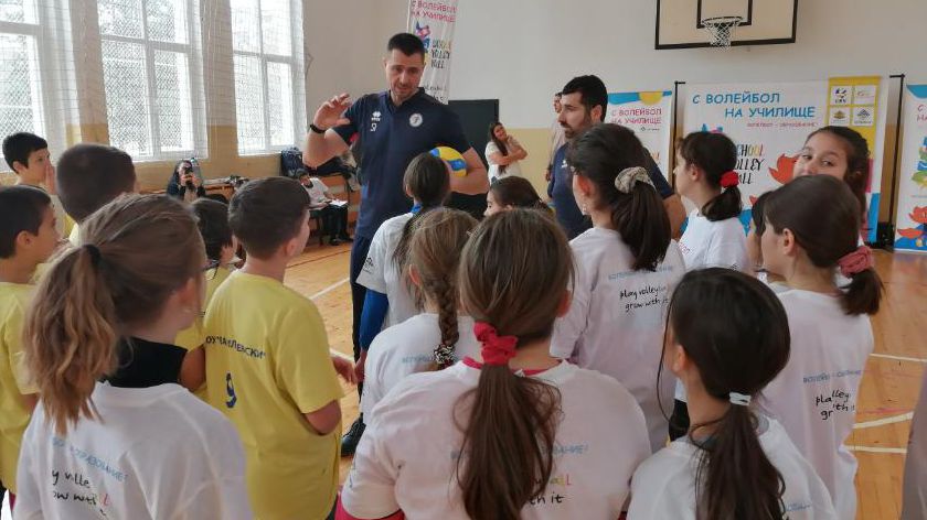 Деца от 8 СУ "Васил Левски" в София тренираха волейбол с БФВ и ВАСК