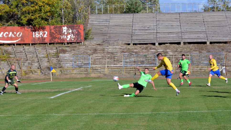 Устрем и Ботев (Нови пазар) завършиха наравно