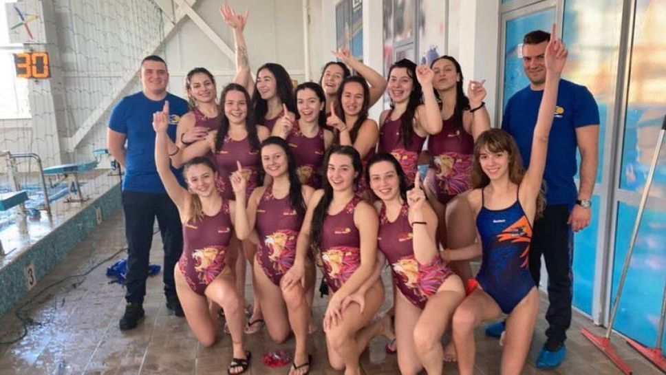 Женският отбор на Ботев 2000 от Враца триумфира с Купата на България по водна топка