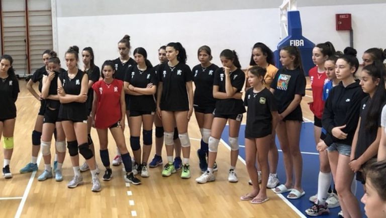 Националният отбор на България за жени до 17 години състезателки