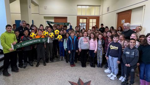  Кирил Десподов подари 112 топки на футболните школи и учебни заведения в Разград 