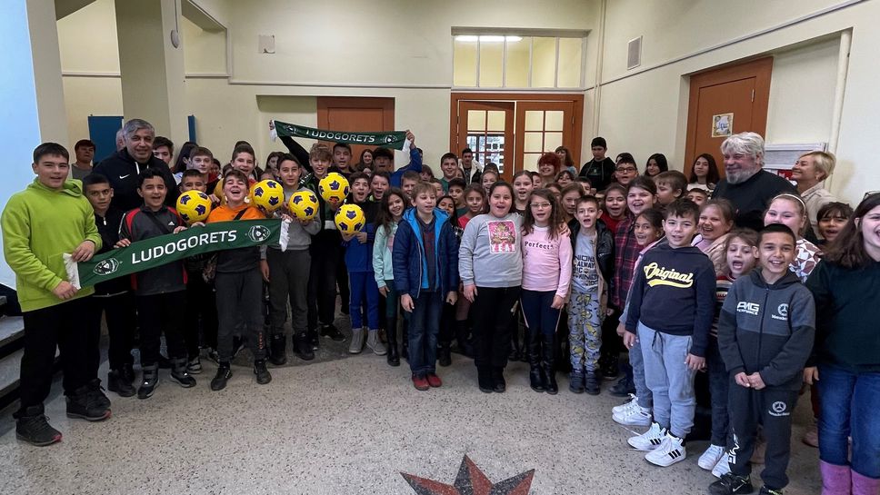 Кирил Десподов дари 112 топки на футболните школи и училища в Разград
