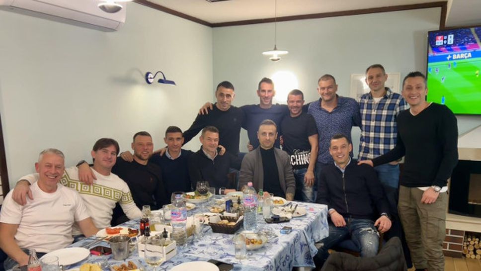 Треньорският щаб на Локомотив (Пловдив) на вечеря с Бербатов