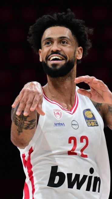 Олимпиакос проспа първото полувреме, но продължава без грешка в Гърция