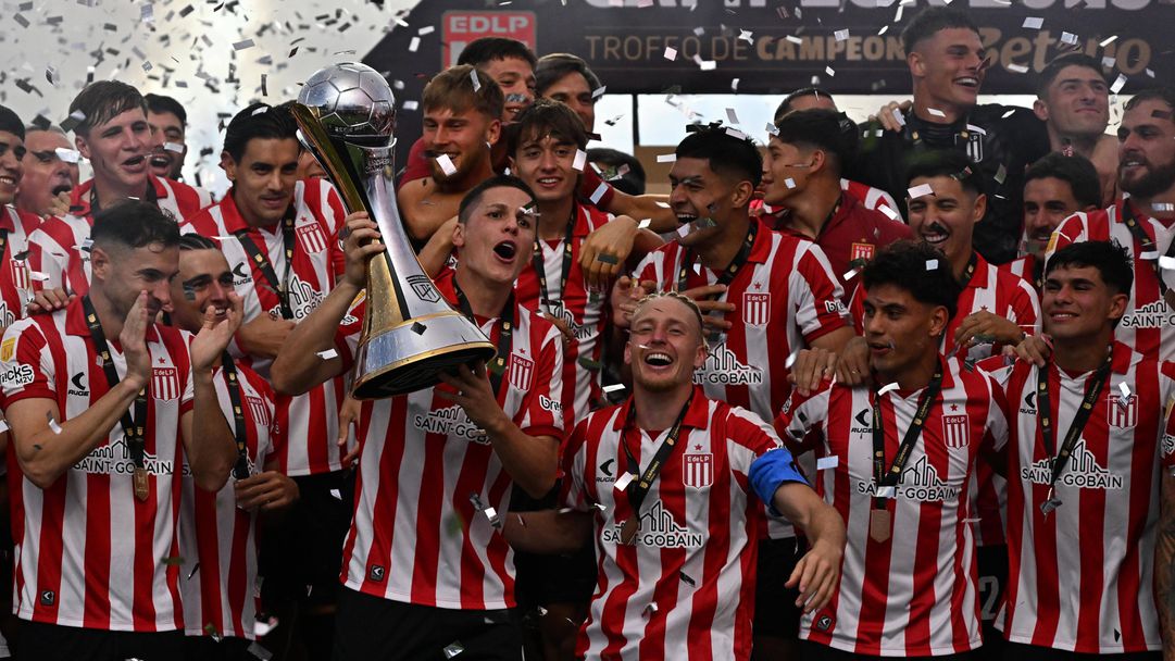 Естудиантес триумфира с шампионския трофей на Аржентина след късен обрат