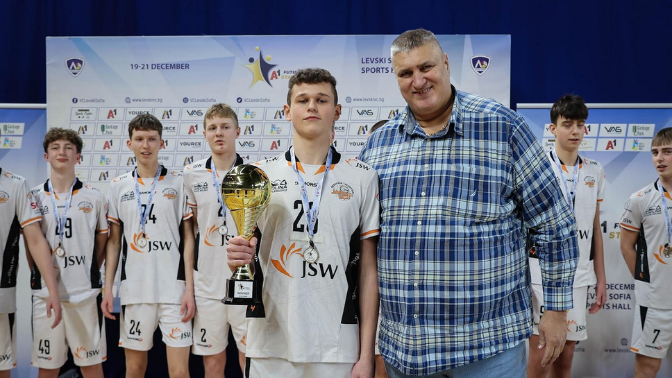 Президентът на Българската федерация по волейбол Любомир Ганев връчи купите