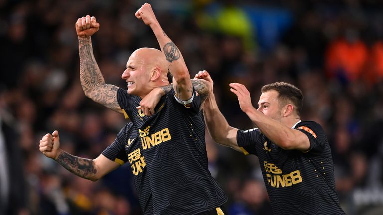  Нюкасъл направи крачка към спасението 