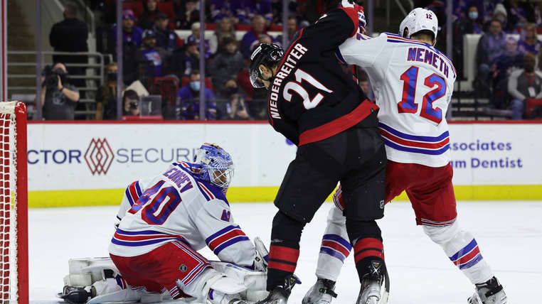 29 спасявания на Георгиев не стигнаха на Рейнджърс срещу Ураганите