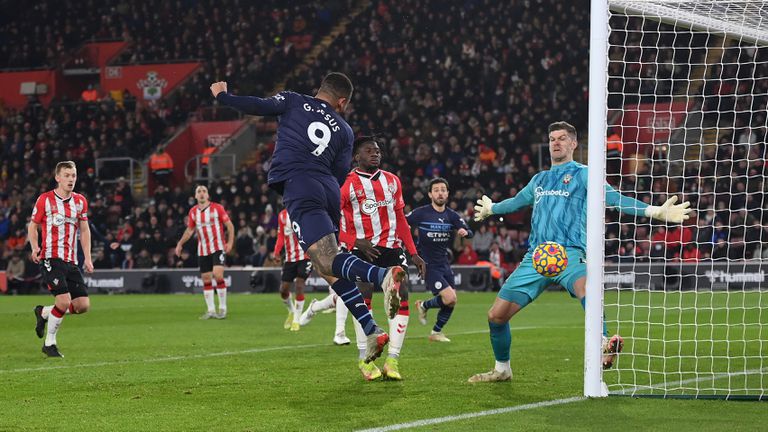  Саутхамптън спря победната серия на Манчестър Сити 