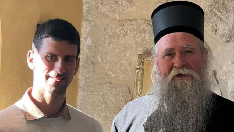 Новак Джокович на манастир, при митрополит и на маса в Черна гора