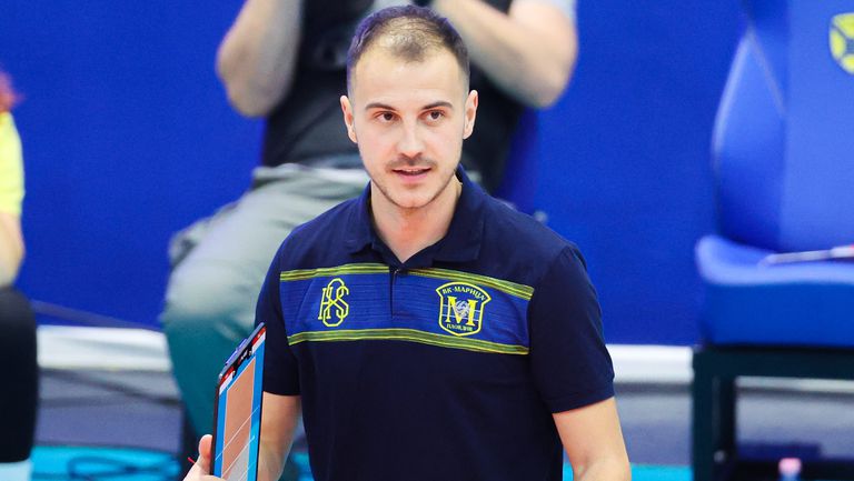 Старши треньорът на волейболния Марица (Пловдив) Борислав Крачанов говори пред
