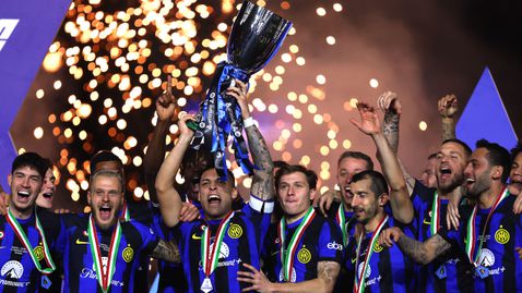 Лудият Интер удари Наполи в края и отново триумфира със Суперкупата на Италия