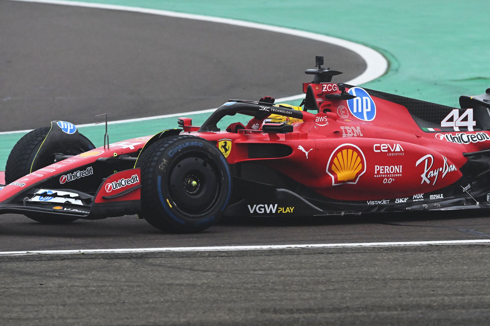 Люис Хамилтън с първи тест за Ферари