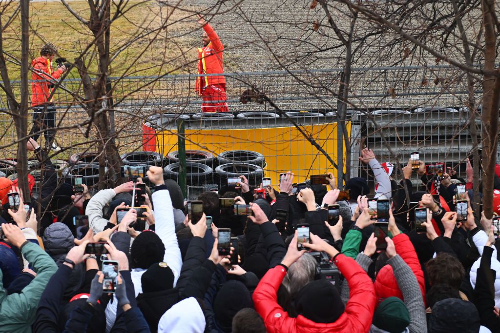 Люис Хамилтън с първи тест за Ферари