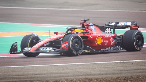 Хамилтън направи първите си обиколки с Ферари