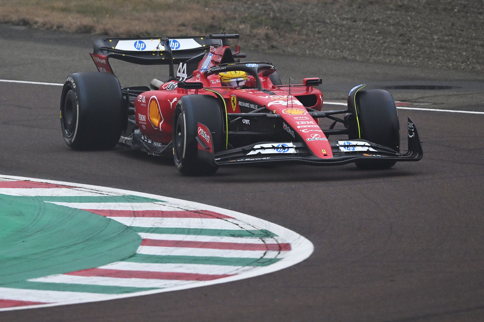 Люис Хамилтън с първи тест за Ферари