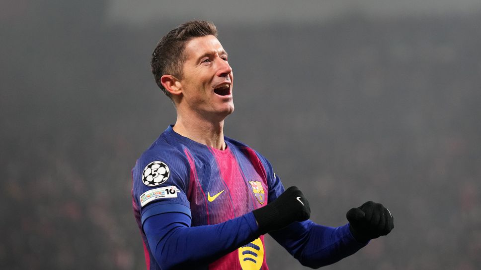 Нападателят на БарселонаРоберт Левандовски трябваше да изчака шест мача за