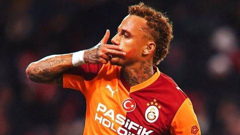 Наполи и Галатасарай си стиснаха ръцете за нидерландски национал