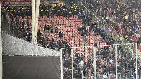 Проблеми с феновете на гостите забавиха началото на мача между Утрехт и Генк в Лига Европа