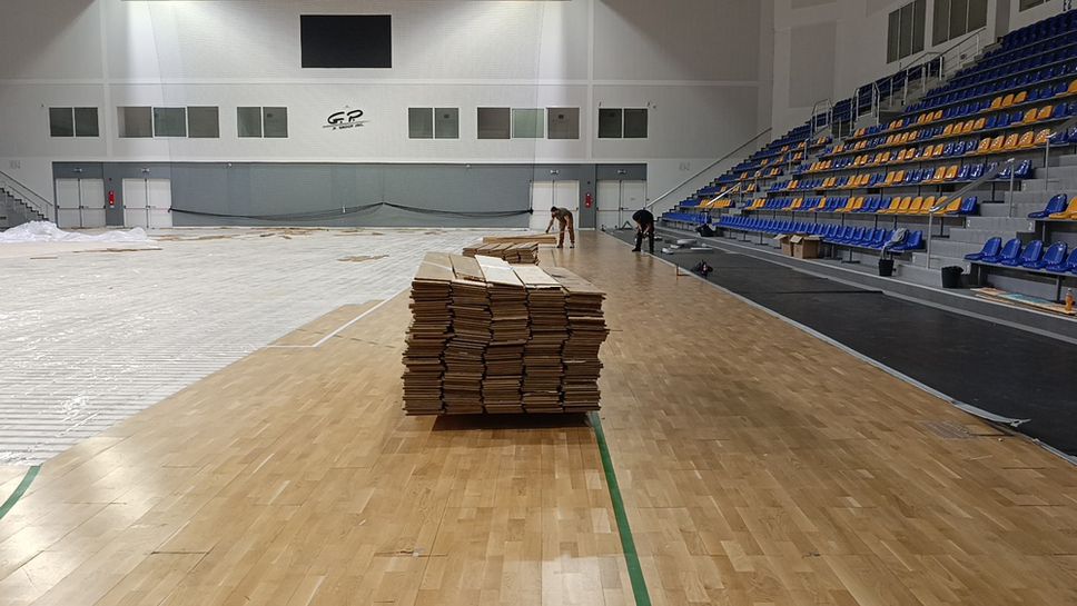 Започна работата по подмяна на настилката в зала Арена Шумен
