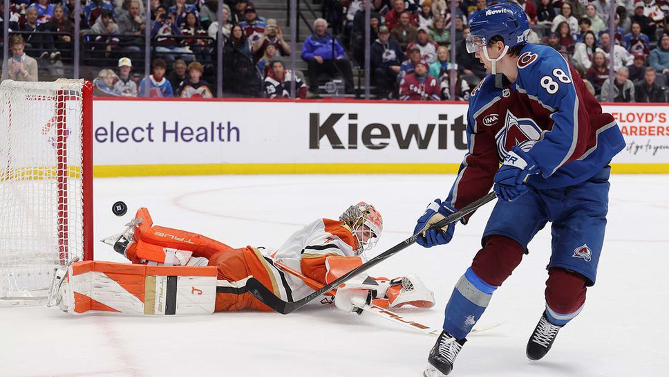 Лукаш Достал парира 40 удара и беше с ключов принос