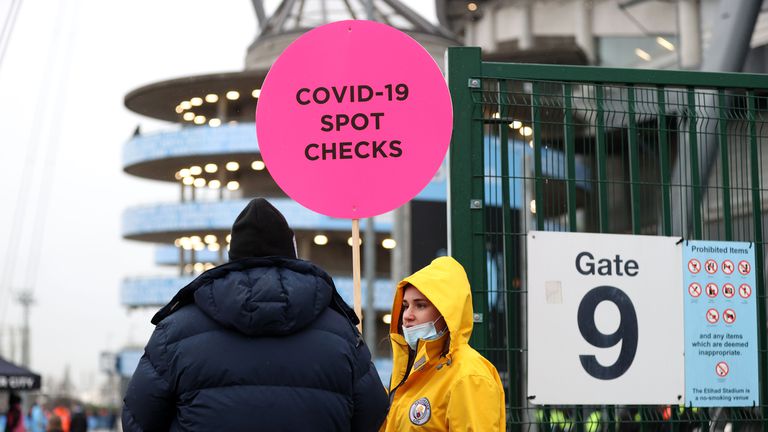  Англия отстранява Коронавирус рестриктивните мерки, Премиър лийг не 