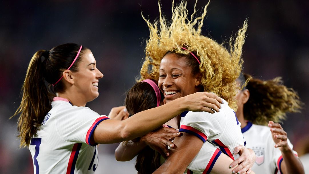 В женския национален отбор по футбол на САЩ ще взимат същите заплати като мъжете