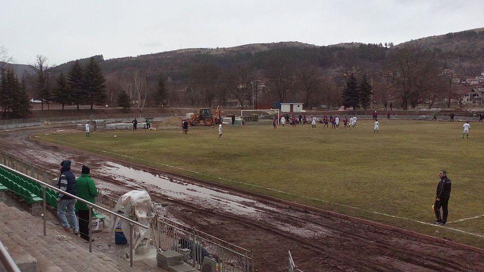 Ужас! Деца биха свой връстник с камшик на стадиона