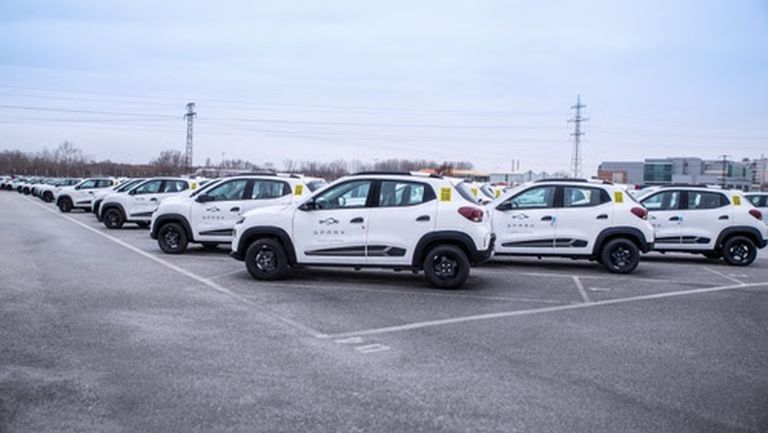 Услугата за споделена мобилност с електрически автомобили Spark добавя 100