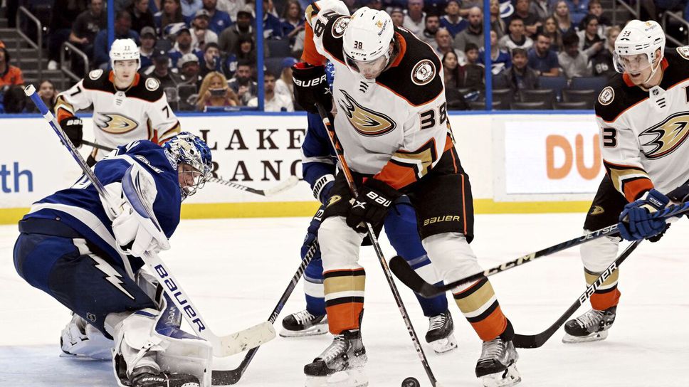 Тампа разби Анахайм, Чикаго победи Лас Вегас след дузпи